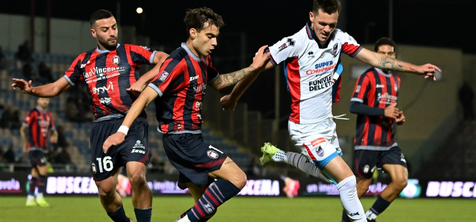 CROTONE, PRIMO TEMPO DA FAVOLA. PADOVA ANCORA IMBATTUTO