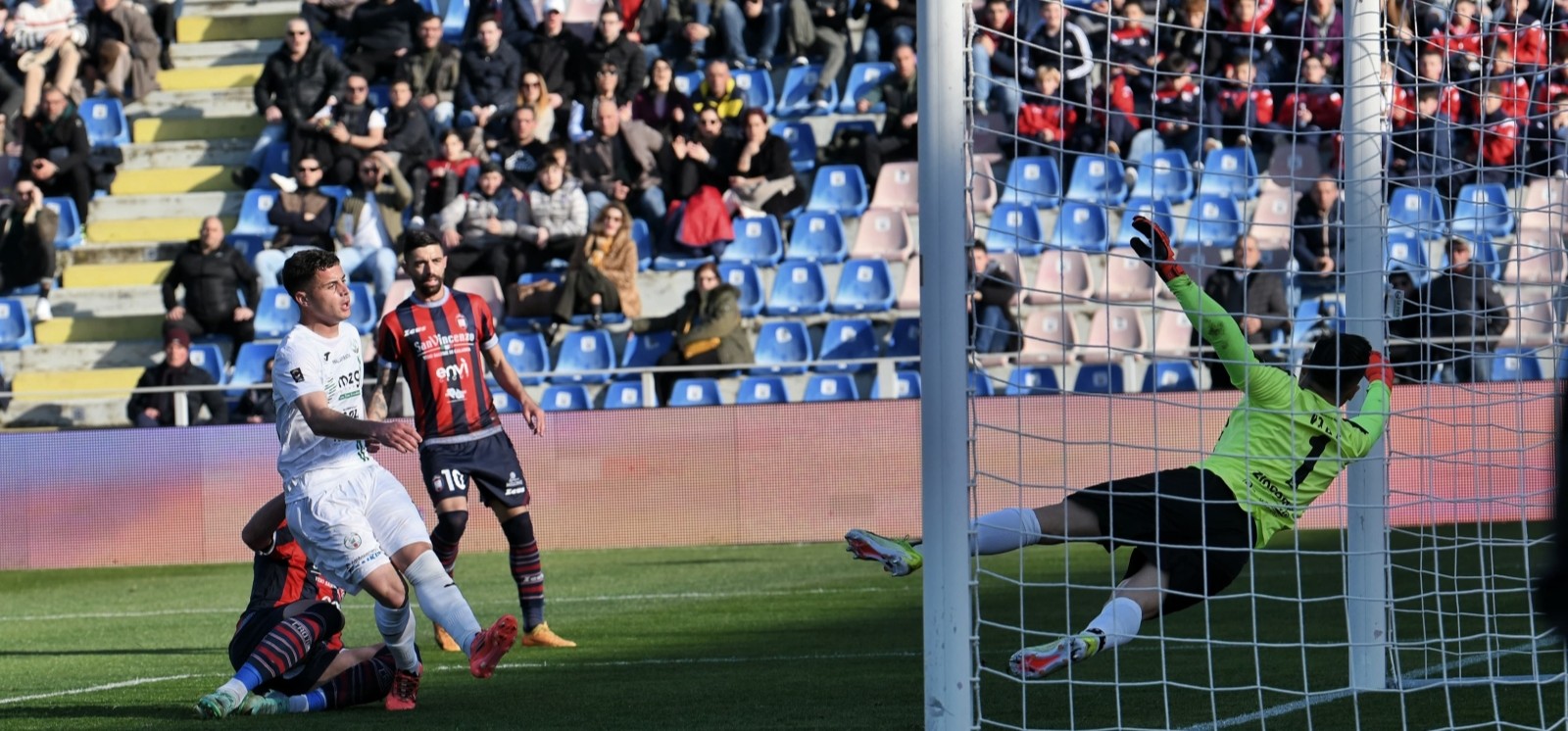 AL CROTONE LO SCONTRO DIRETTO CON IL MONOPOLI