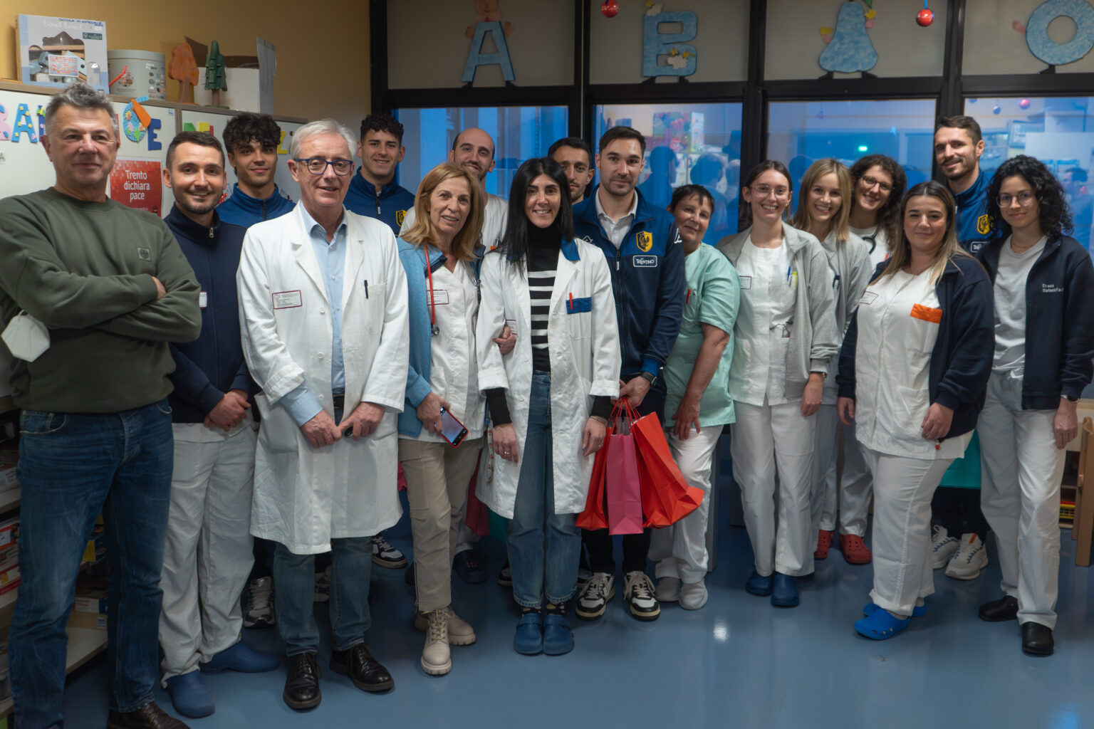 I CALCIATORI DEL TRENTO IN VISITA AL REPARTO DI PEDIATRIA DELL’OSPEDALE SANTA CHIARA